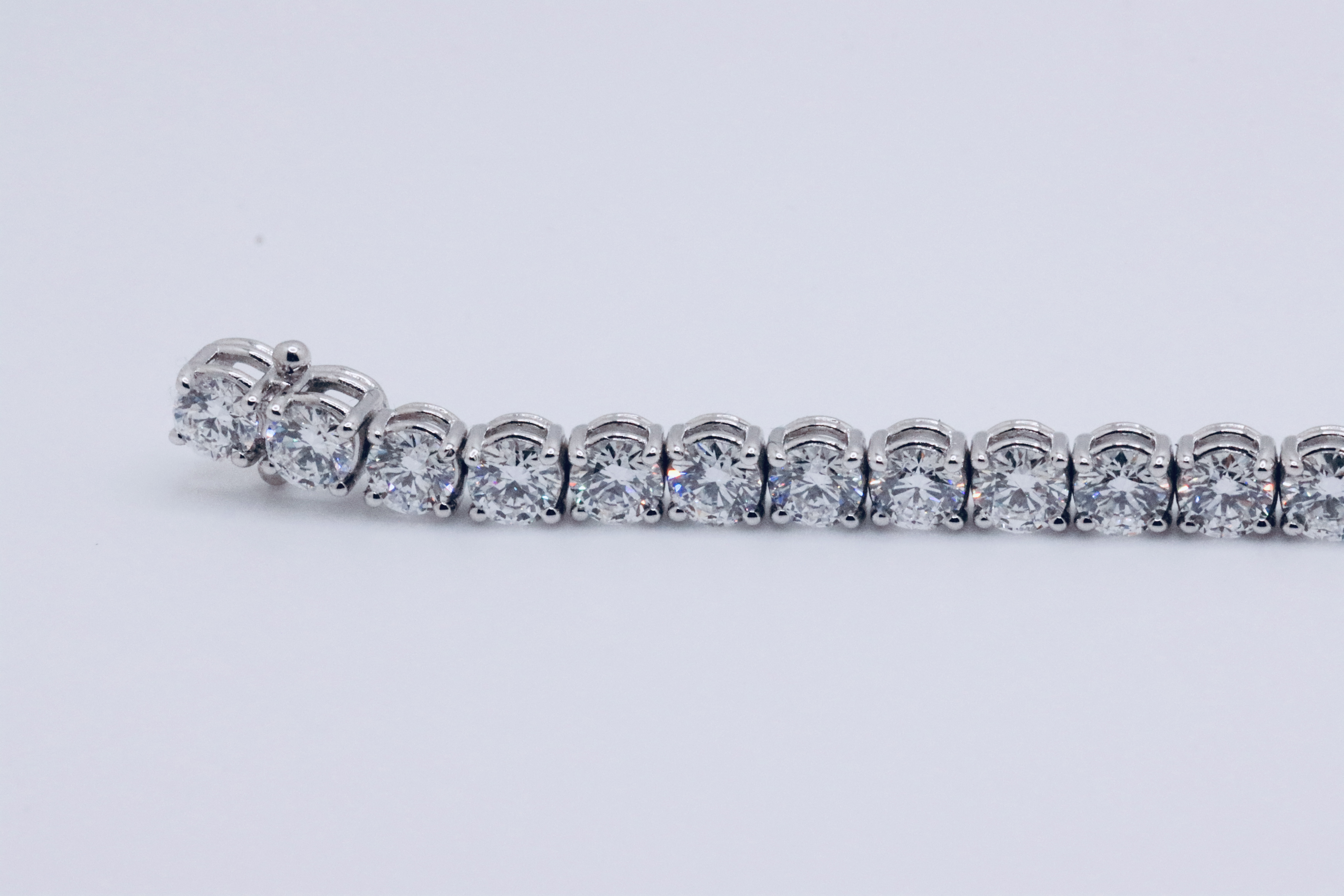 Round Brilliant Cut 14 Carat Diamond Tennis Bracelet D Colour VVS Clarity - 18Kt White Gold - IGI - Image 10 of 12