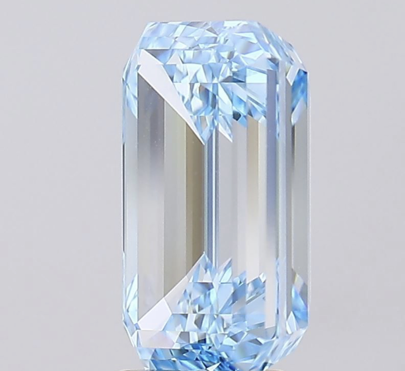 Emerald Cut Diamond Fancy Blue Colour VS2 Clarity 5.42 Carat EX EX - LG576360500 - IGI - Image 2 of 9