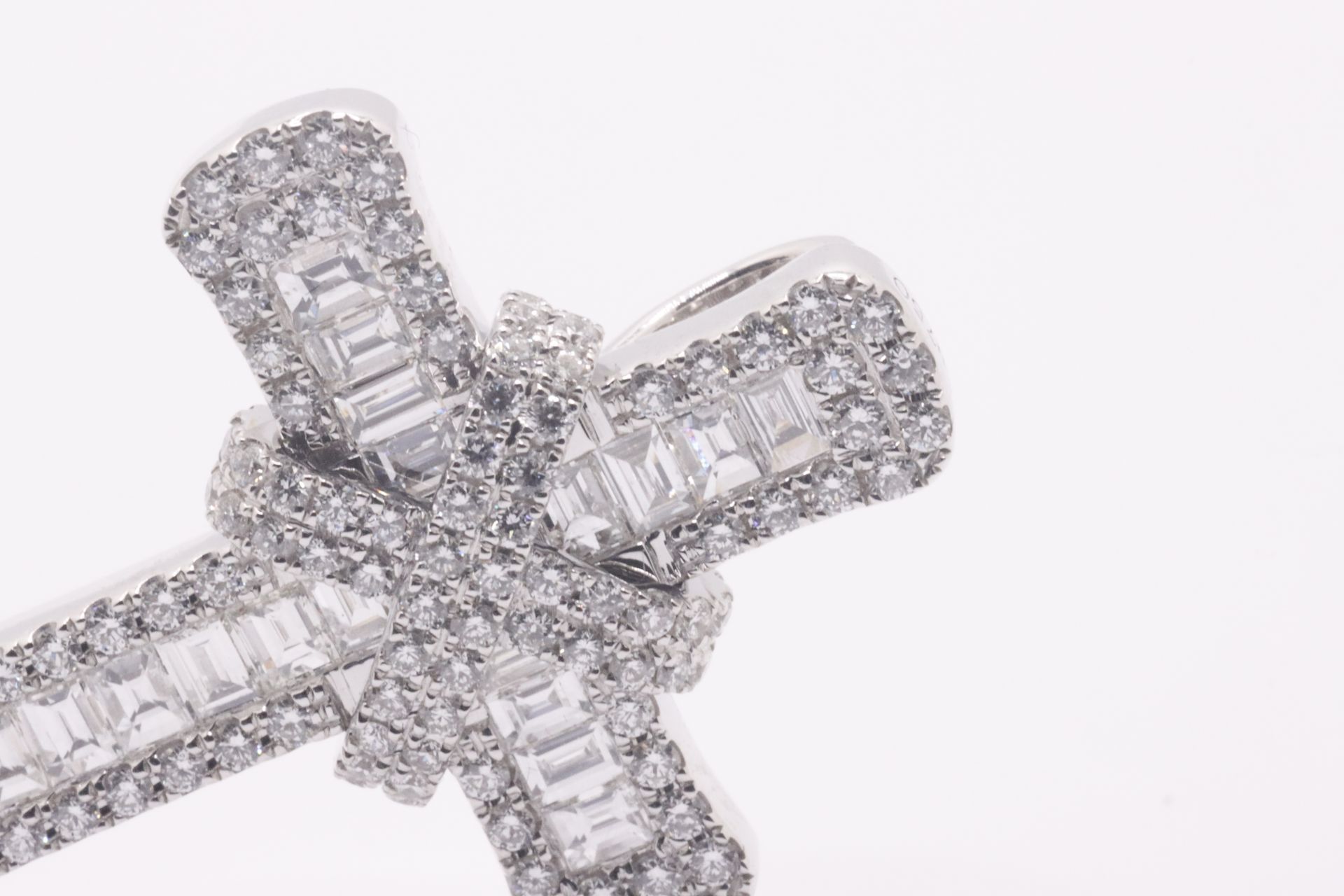 Round Brilliant Cut & baguette Cut Natural Diamond 18kt White gold Cross Pendant VVS- F-G 2.10 Carat - Image 16 of 21