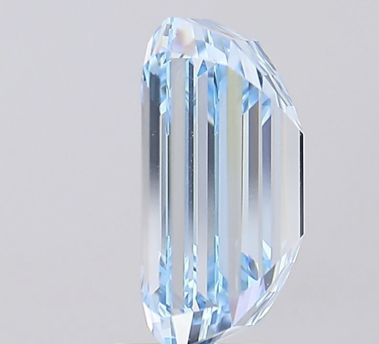 Emerald Cut Diamond Fancy Blue Colour VS2 Clarity 5.42 Carat EX EX - LG576360500 - IGI - Image 4 of 9