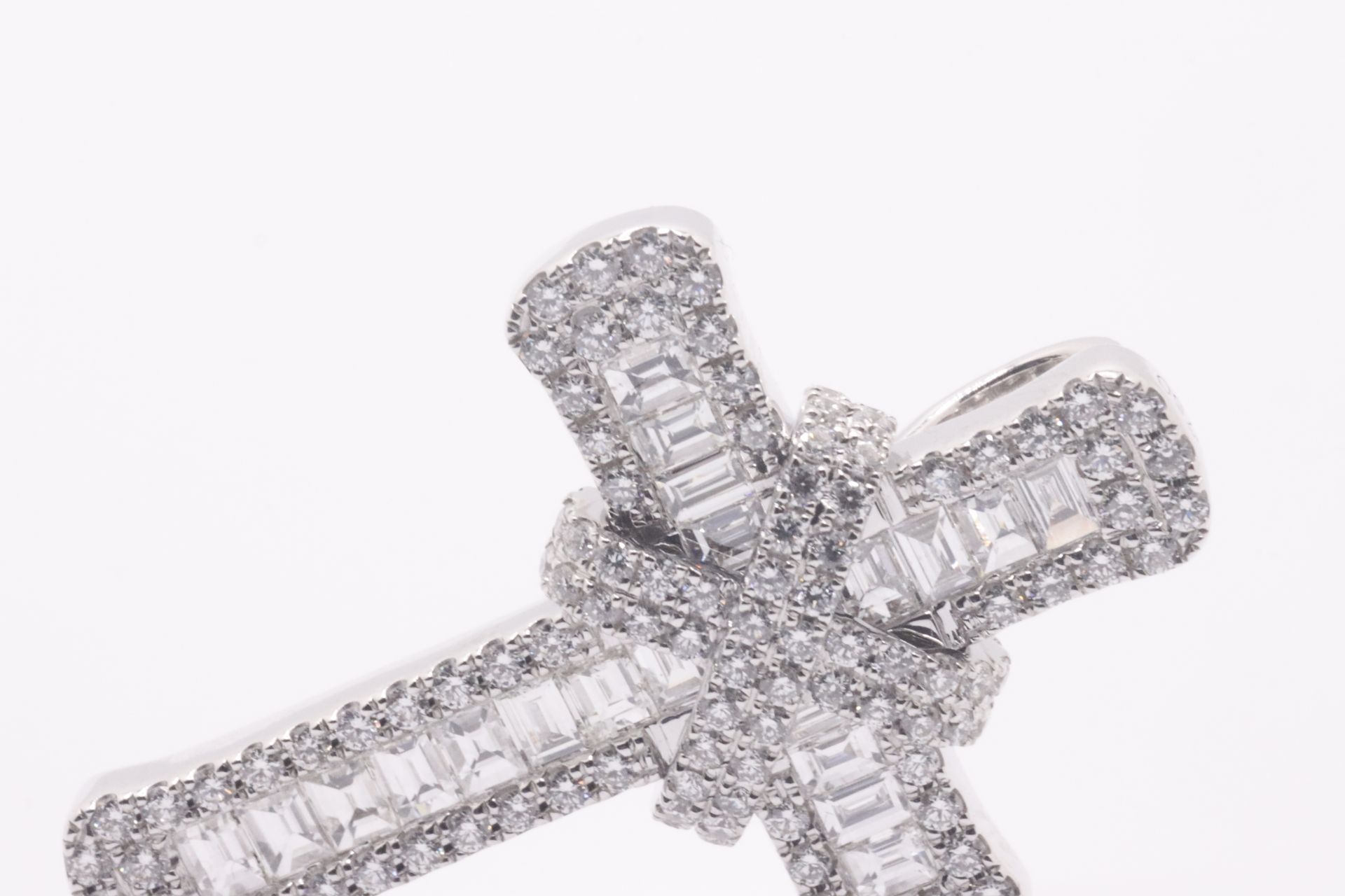 Round Brilliant Cut & baguette Cut Natural Diamond 18kt White gold Cross Pendant VVS- F-G 2.10 Carat - Image 17 of 21