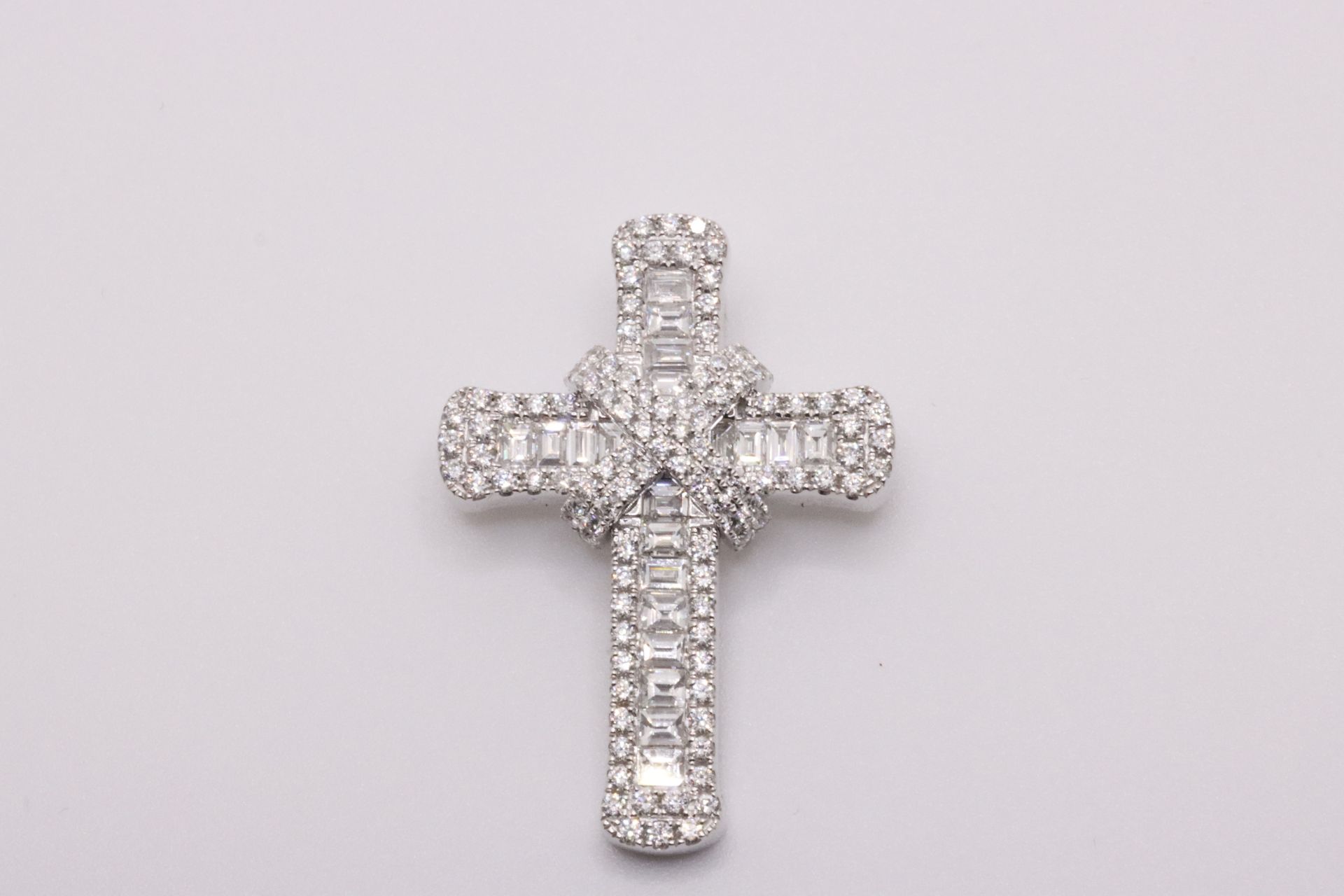 Round Brilliant Cut & baguette Cut Natural Diamond 18kt White gold Cross Pendant VVS- F-G 2.10 Carat - Image 2 of 21