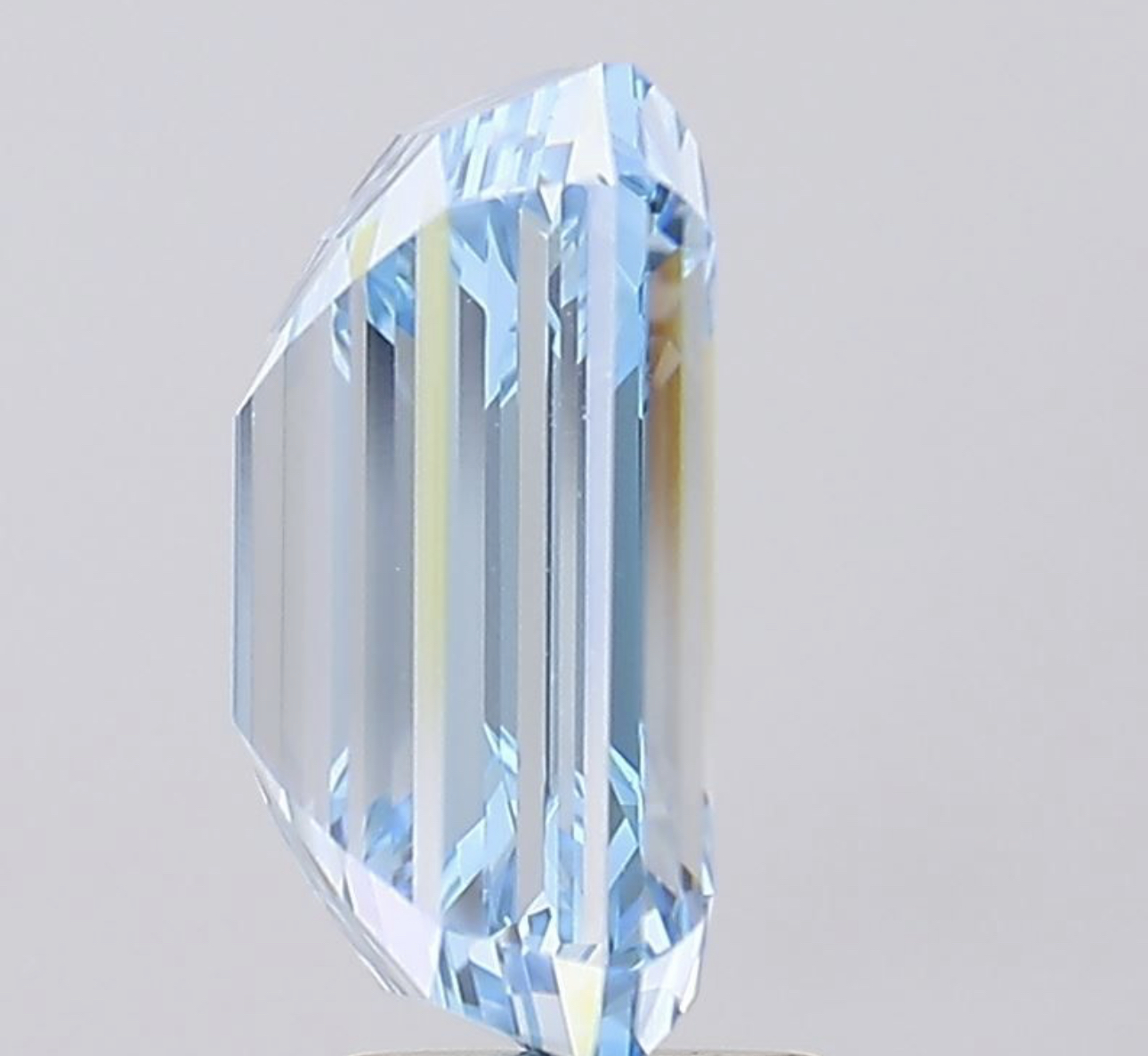 Emerald Cut Diamond Fancy Blue Colour VS2 Clarity 5.42 Carat EX EX - LG576360500 - IGI - Image 6 of 9