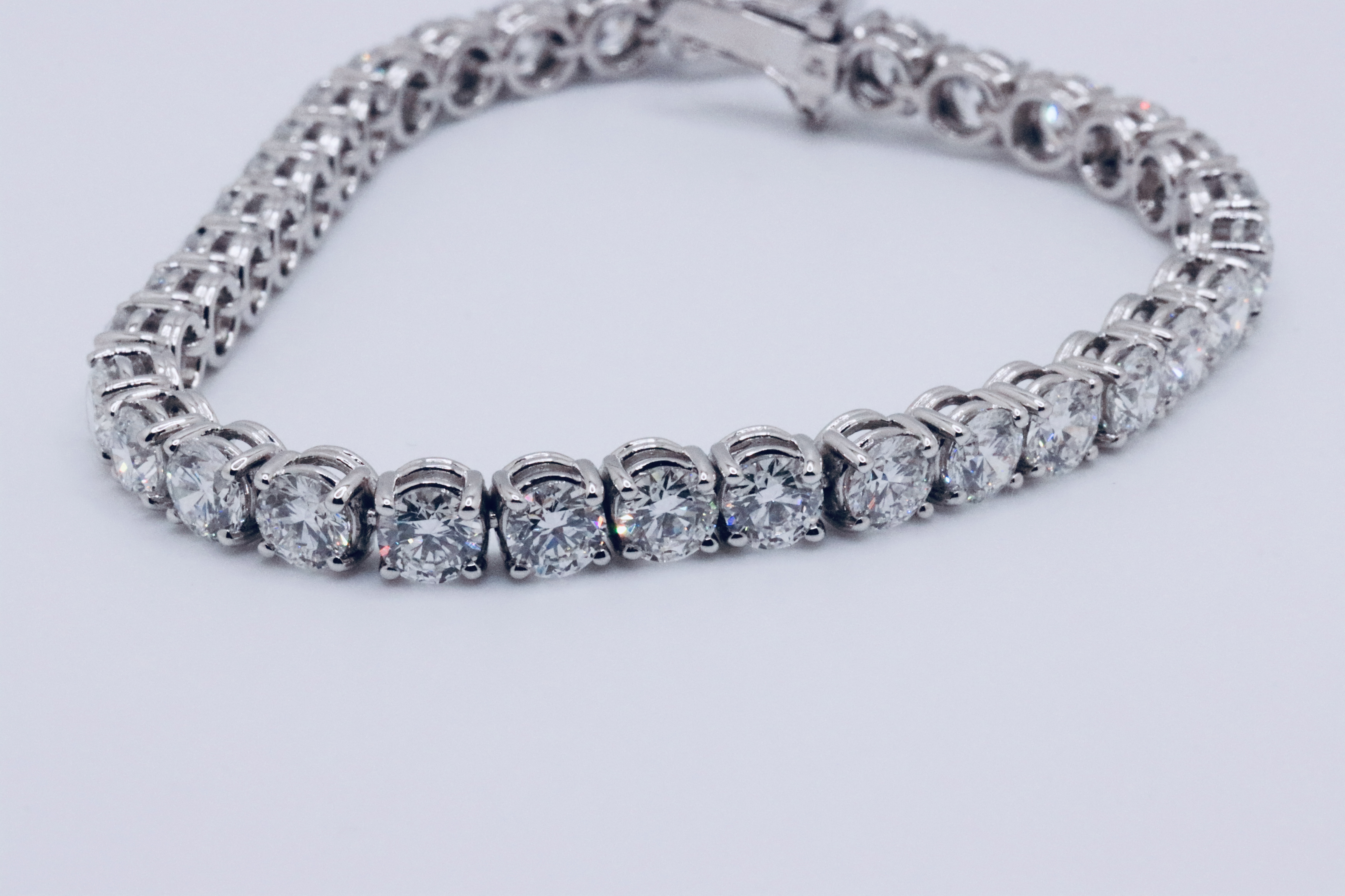 Round Brilliant Cut 14 Carat Diamond Tennis Bracelet D Colour VVS Clarity - 18Kt White Gold - IGI - Image 7 of 12