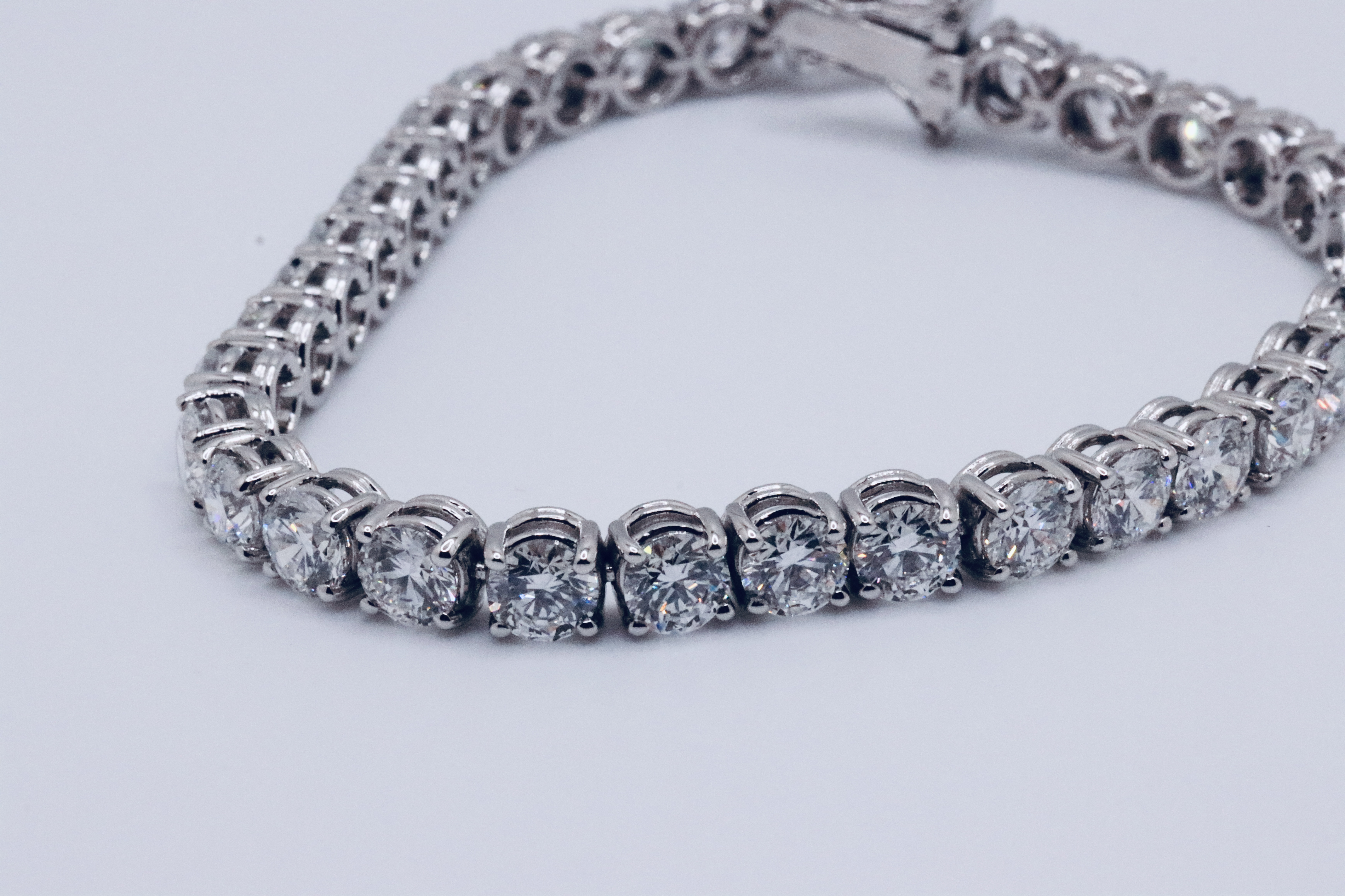 Round Brilliant Cut 14 Carat Diamond Tennis Bracelet D Colour VVS Clarity - 18Kt White Gold - IGI - Image 8 of 12