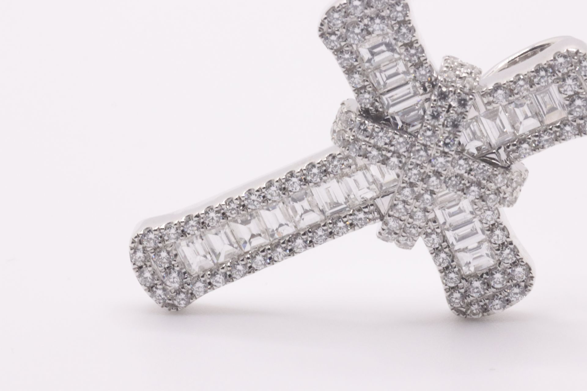 Round Brilliant Cut & baguette Cut Natural Diamond 18kt White gold Cross Pendant VVS- F-G 2.10 Carat - Image 18 of 21