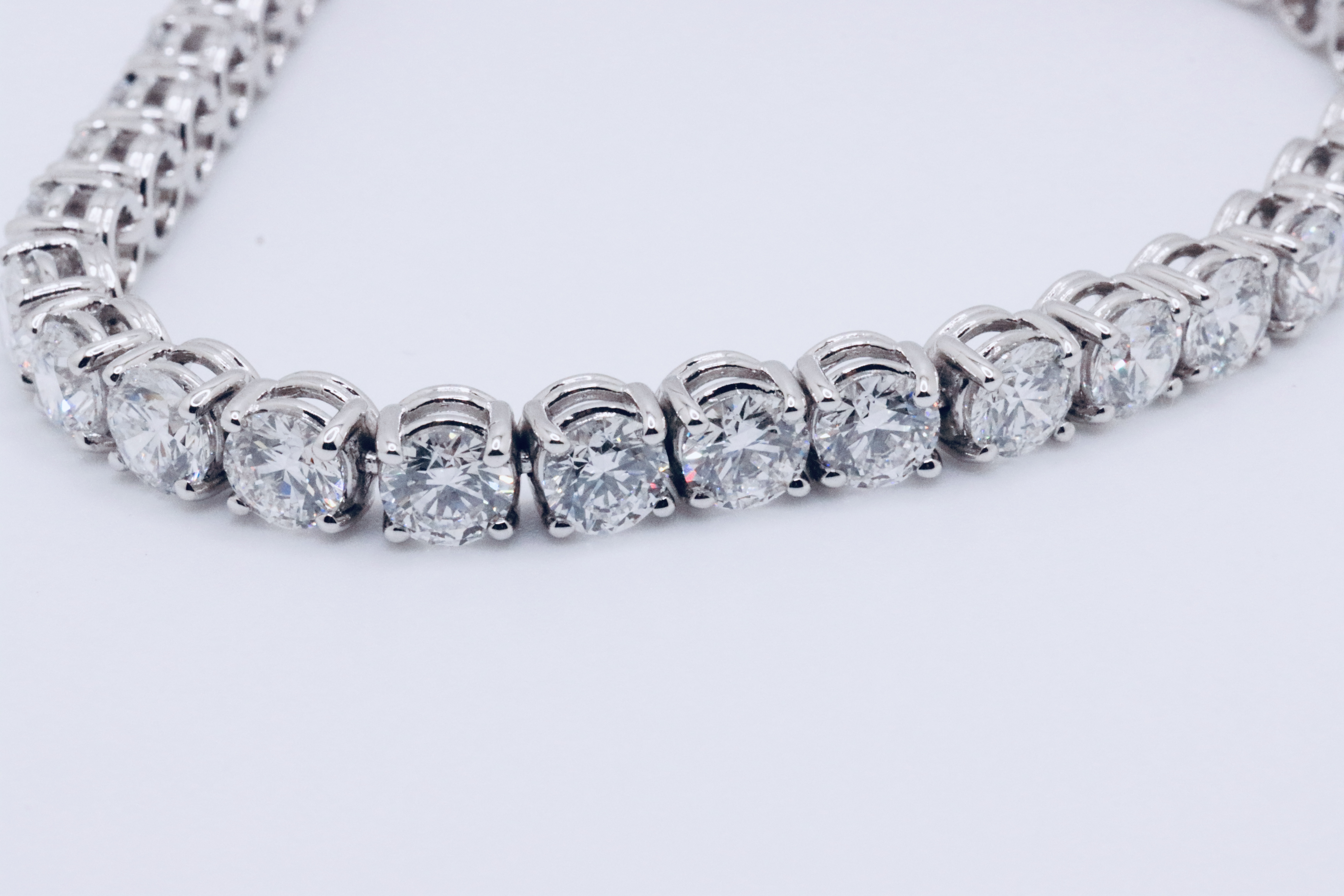 Round Brilliant Cut 14 Carat Diamond Tennis Bracelet D Colour VVS Clarity - 18Kt White Gold - IGI - Image 5 of 12