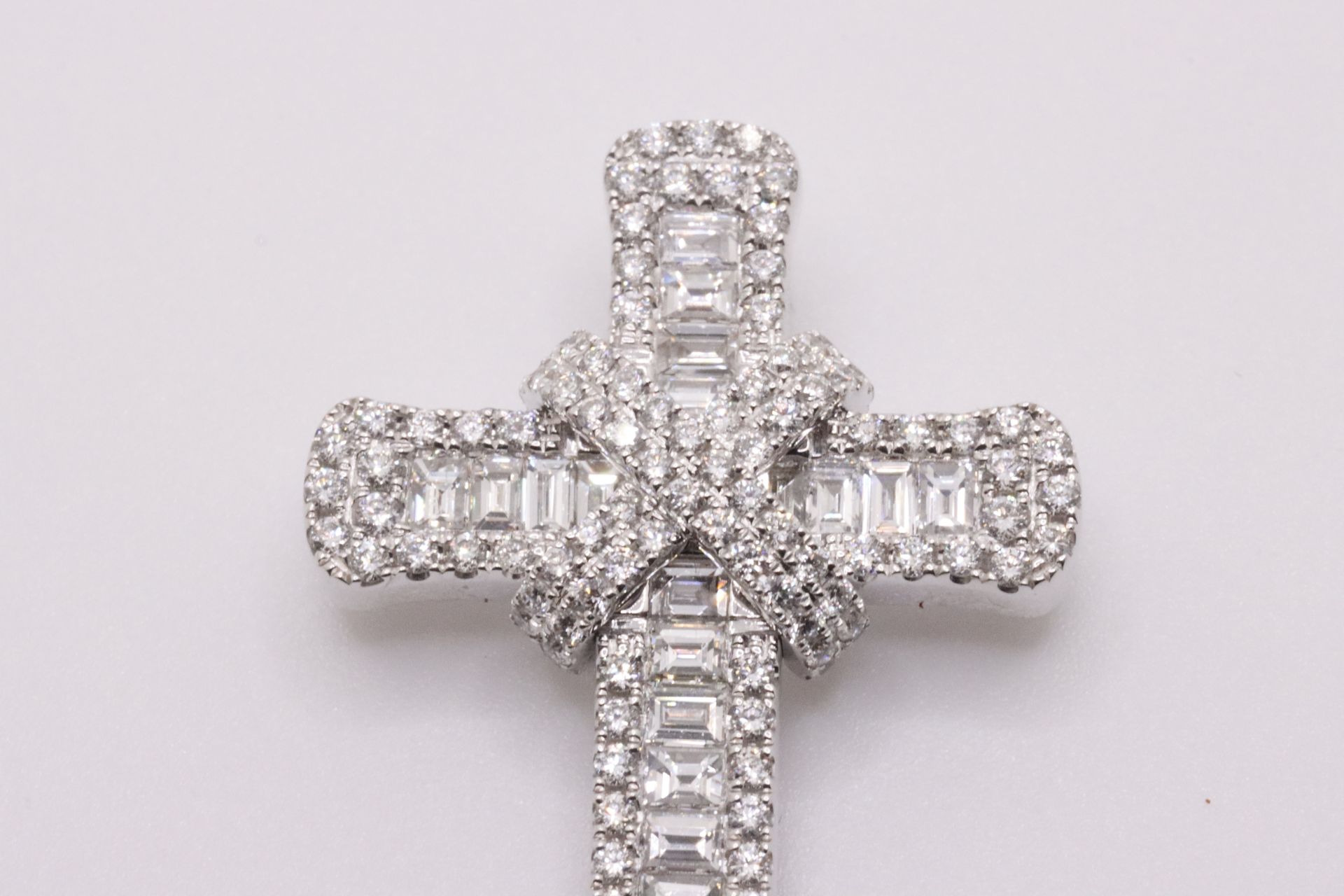 Round Brilliant Cut & baguette Cut Natural Diamond 18kt White gold Cross Pendant VVS- F-G 2.10 Carat - Image 3 of 21