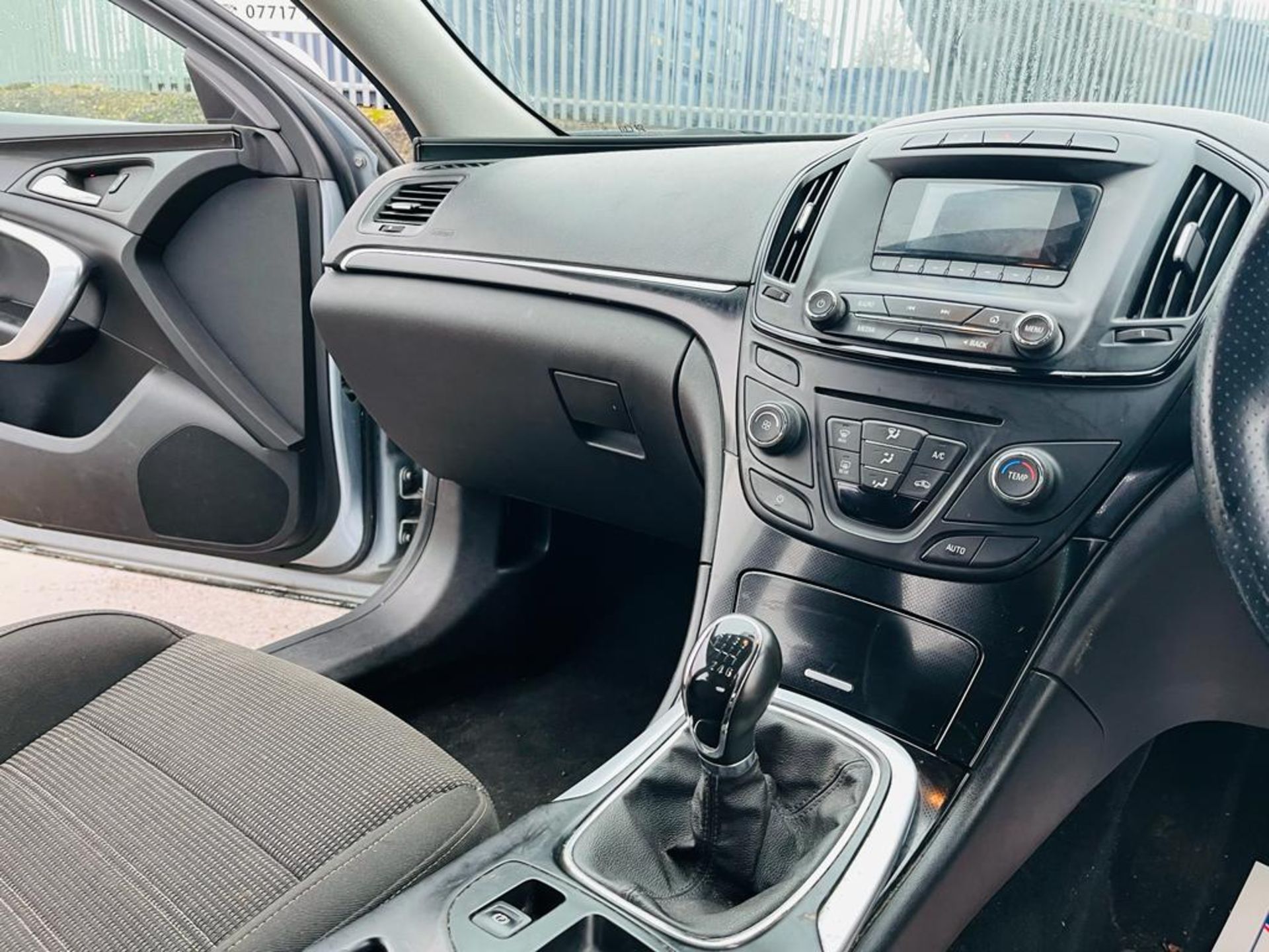 ** ON SALE ** Vauxhall Insignia 1.8 VVT 140 SRI 2015 '15 Reg' A/C - ULEZ Compliant - Image 16 of 33
