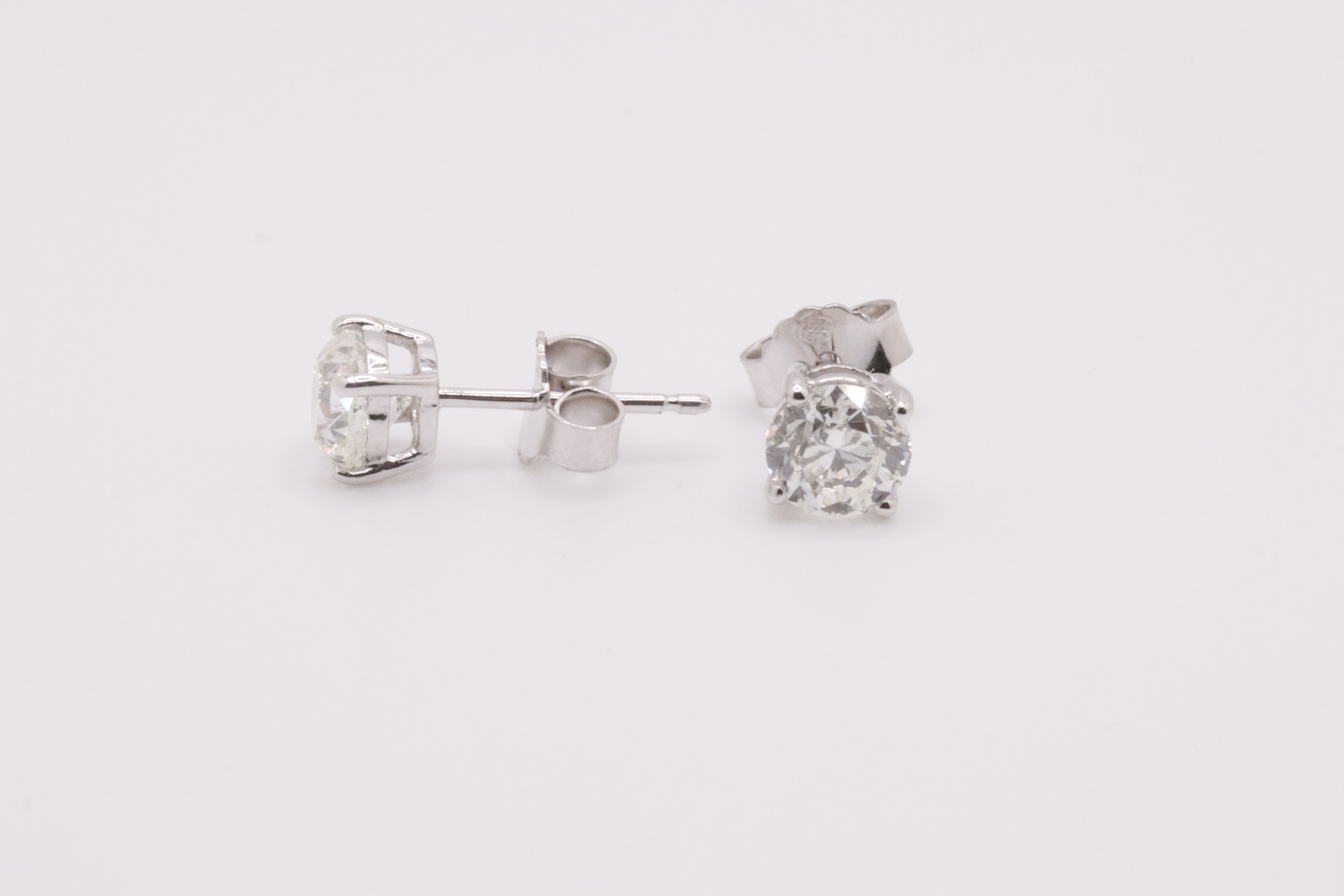 Round Brilliant Cut 2.00 Carat Natural Diamond Earrings 18kt White Gold - H Colour VVS2 Clarity- IGI - Image 10 of 16