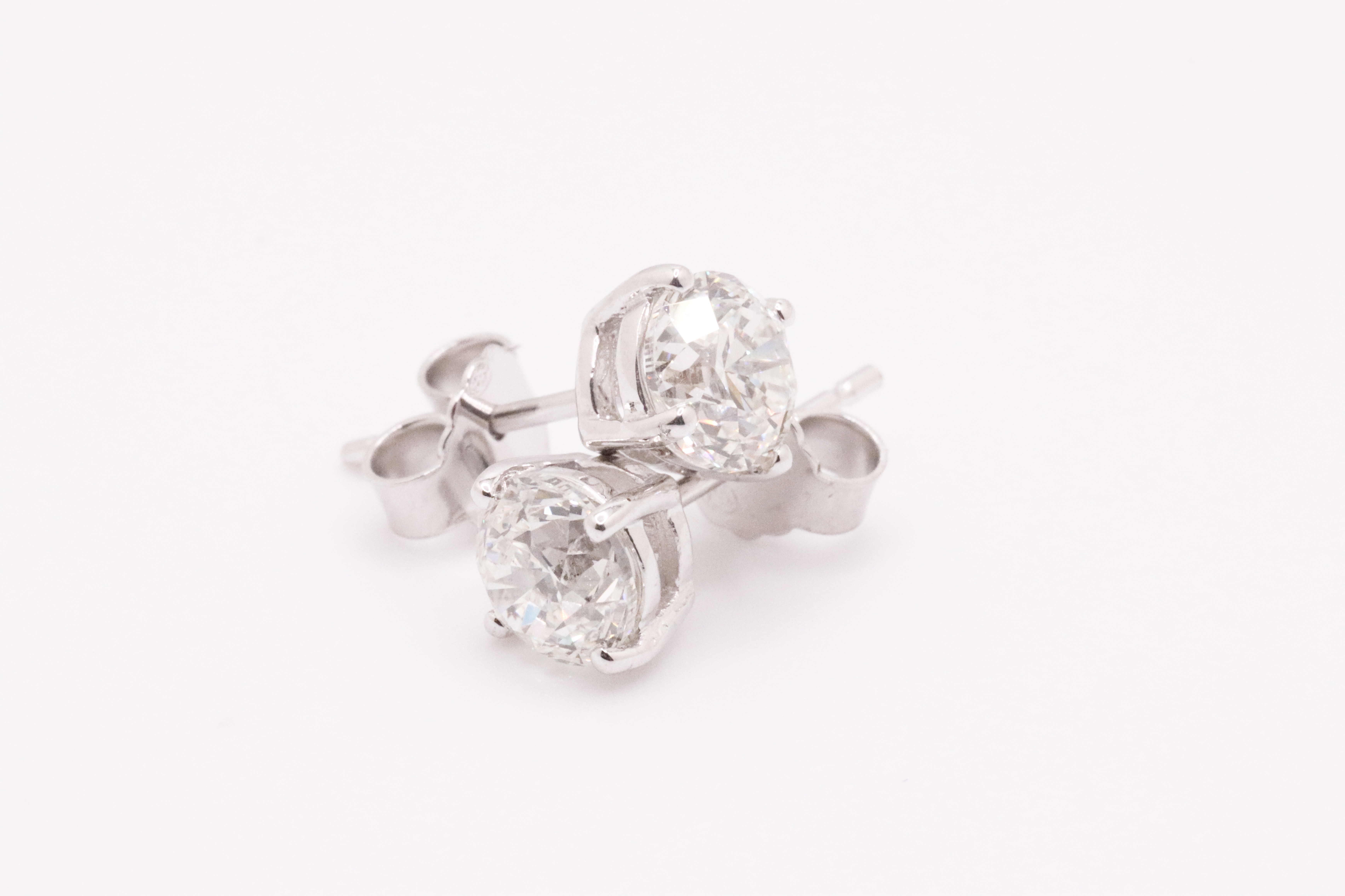 Round Brilliant Cut Natural Diamond 2.00 Carat H Colour VS2 Clarity White Gold Earrings - IGI - Image 8 of 10