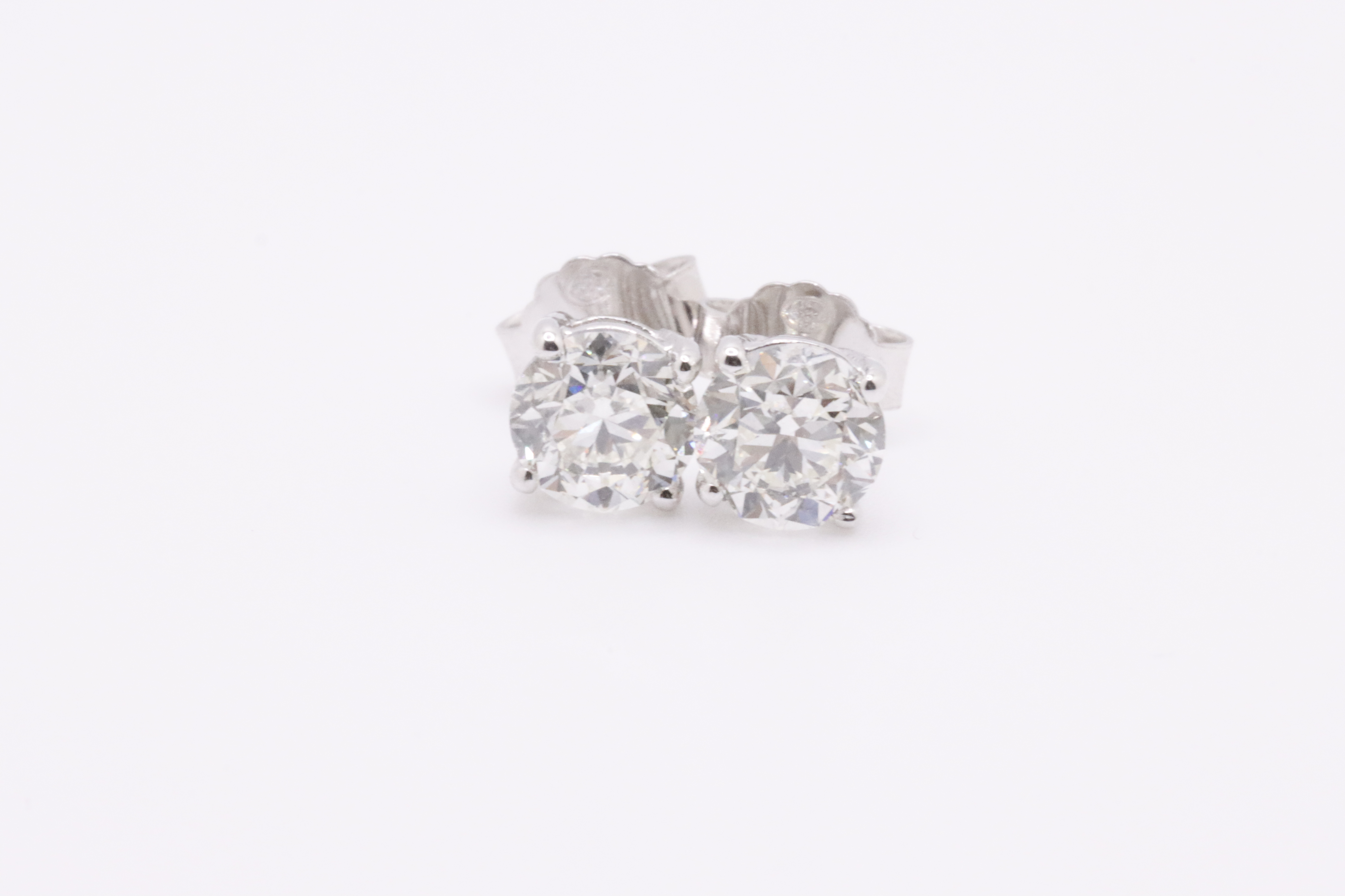 Round Brilliant Cut 2.00 Carat Natural Diamond Earrings 18kt White Gold - H Colour VVS2 Clarity- IGI - Image 14 of 16
