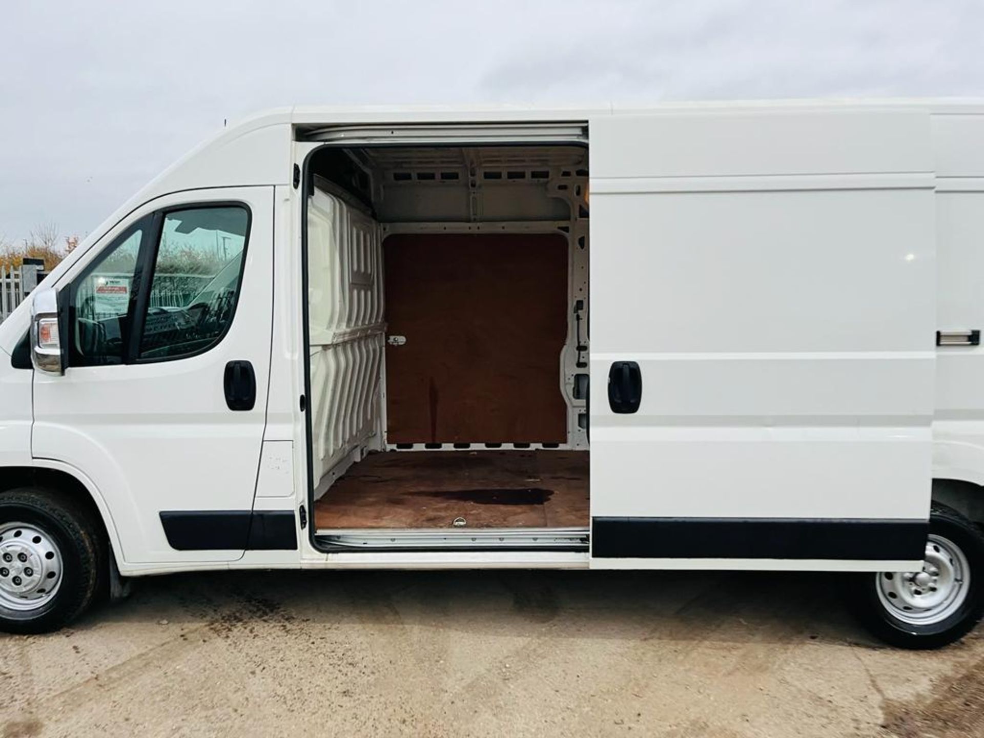 ** ON SALE ** Peugeot Boxer 2.2 BlueHDI 140 L3 H2 Professional 335 2019 '69 Reg' Sat Nav - A/C - Image 6 of 28