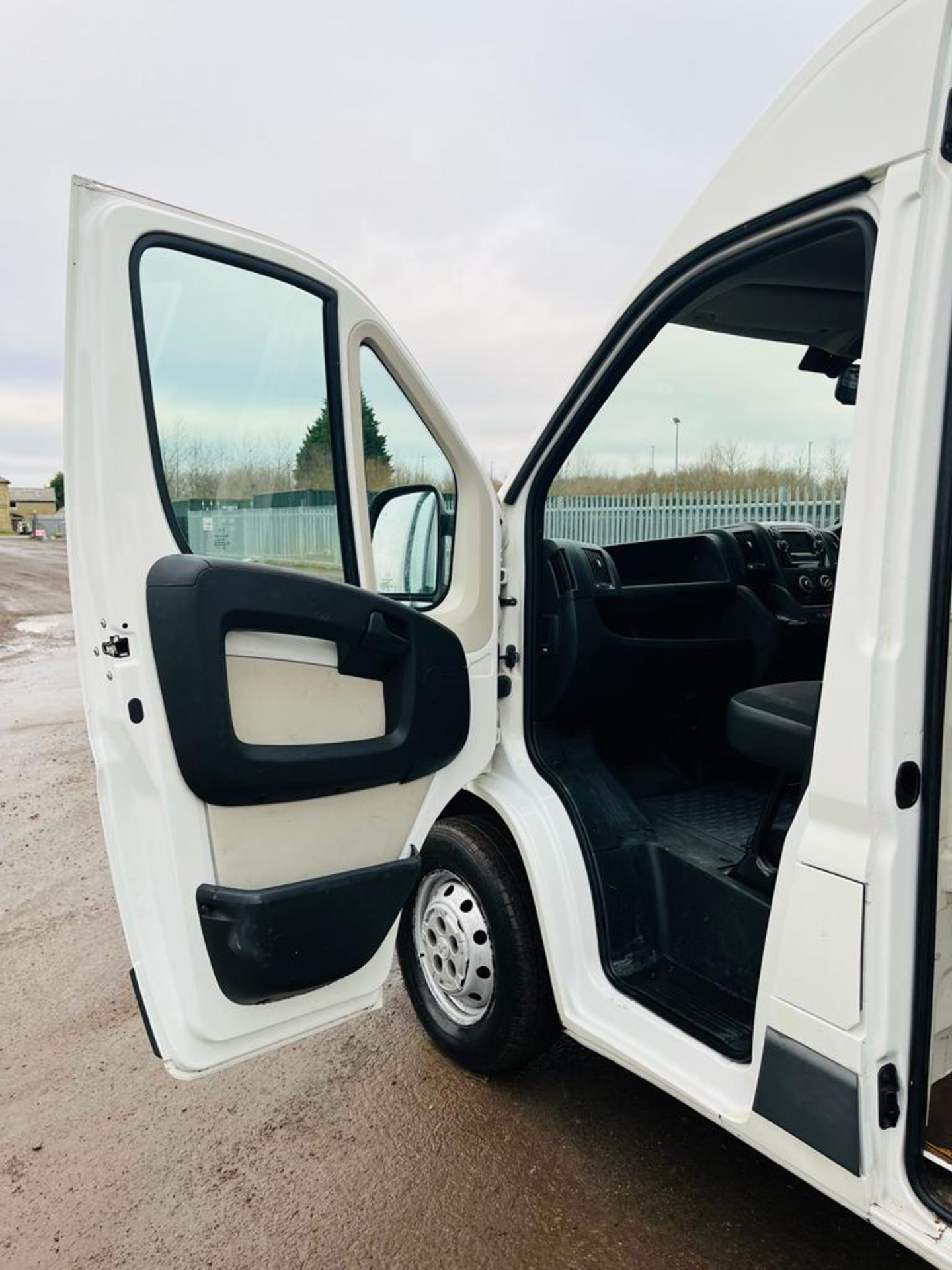 ** ON SALE ** Peugeot Boxer 335 2.0 BlueHDI 130 L3 H2 Professional 2017 '67 Reg' Sat Nav - A/C - Image 22 of 28