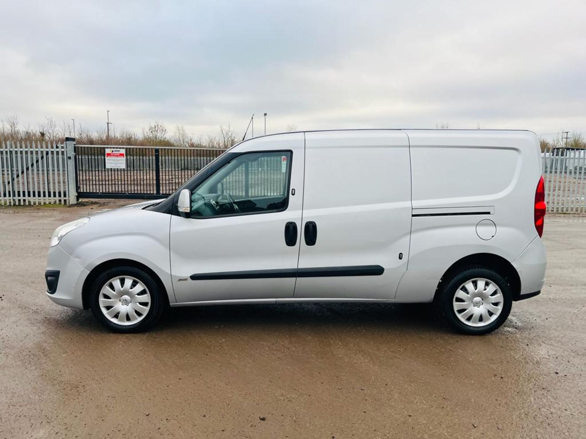 ** ON SALE ** Vauxhall Combo 1.6 CDTI 105 2300 Sportive LWB 2015 '15 Reg' - Panel Van - No vat - Image 4 of 31