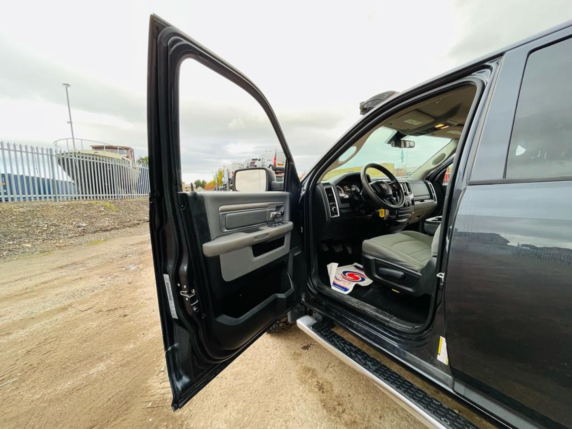 Dodge Ram 5.7 Hemi 1500 SLT 4WD Crew Cab ' 2018 Year' A/C - Fresh Import - ULEZ Compliant - Image 14 of 31