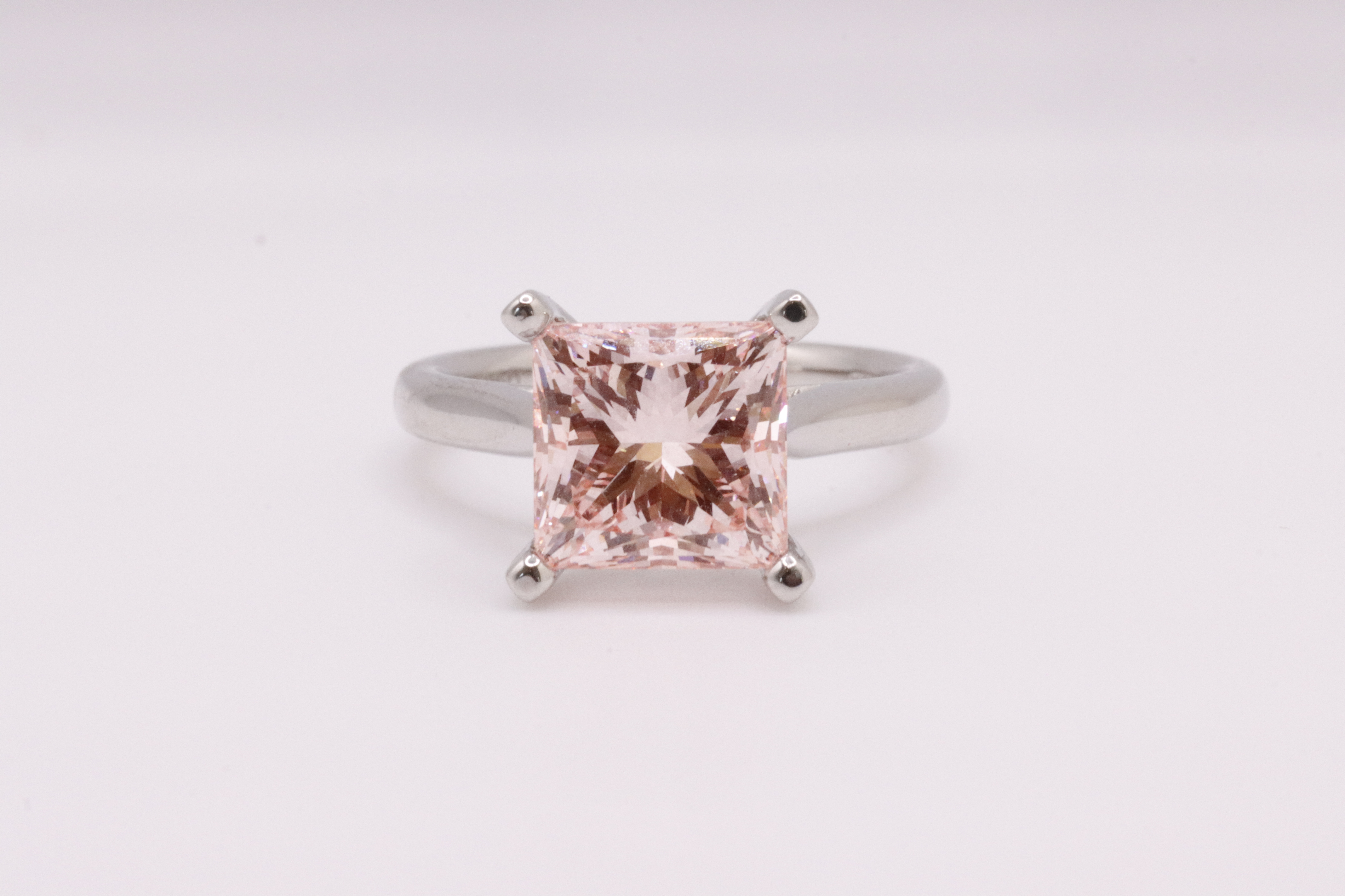 Princess Cut Diamond Fancy Pink Colour VVS2 Clarity 4.02 Carat EX EX Platinum Ring - IGI LG582359086 - Image 3 of 9