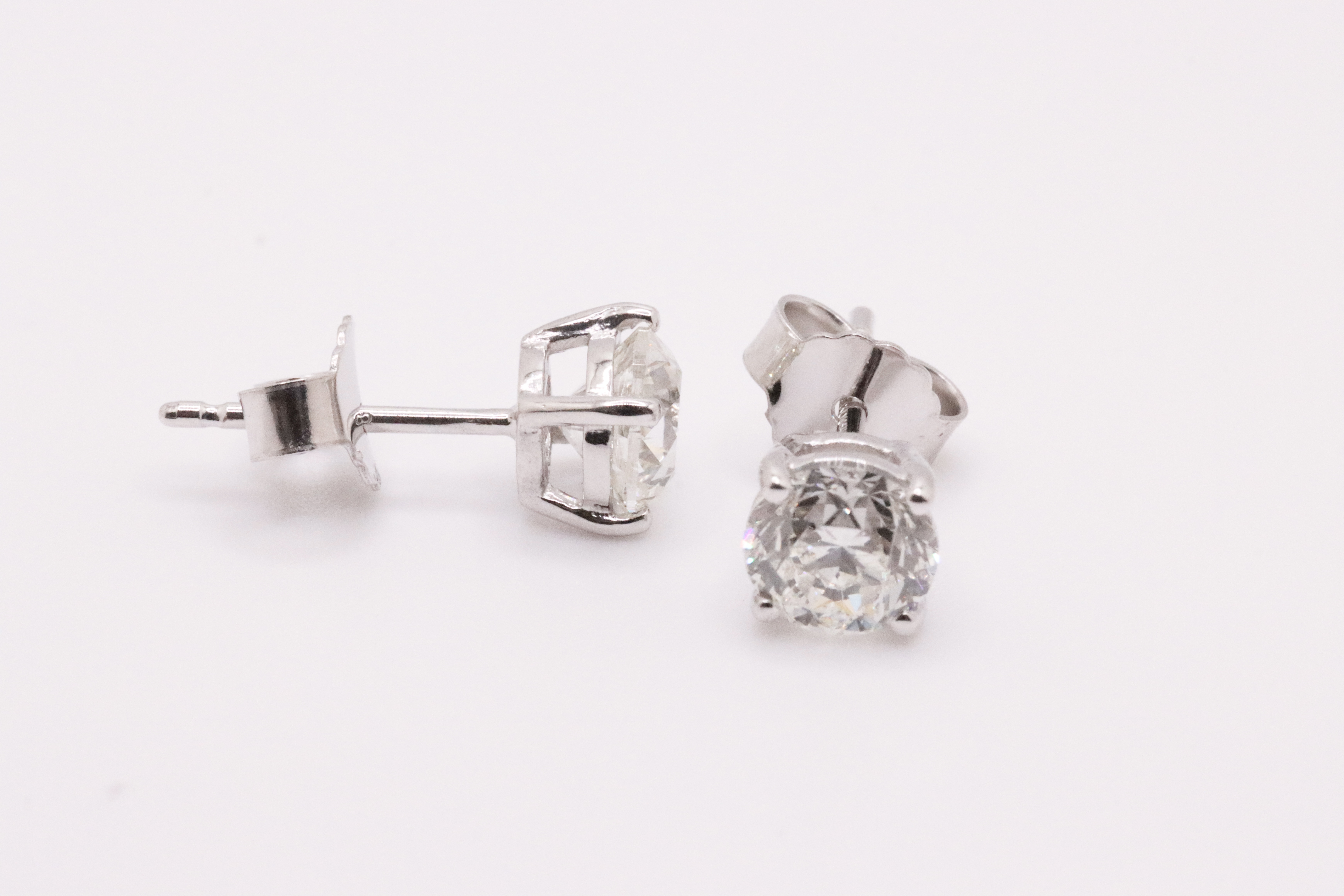 Round Brilliant Cut Natural Diamond 2.00 Carat H Colour VS2 Clarity White Gold Earrings - IGI - Image 4 of 10