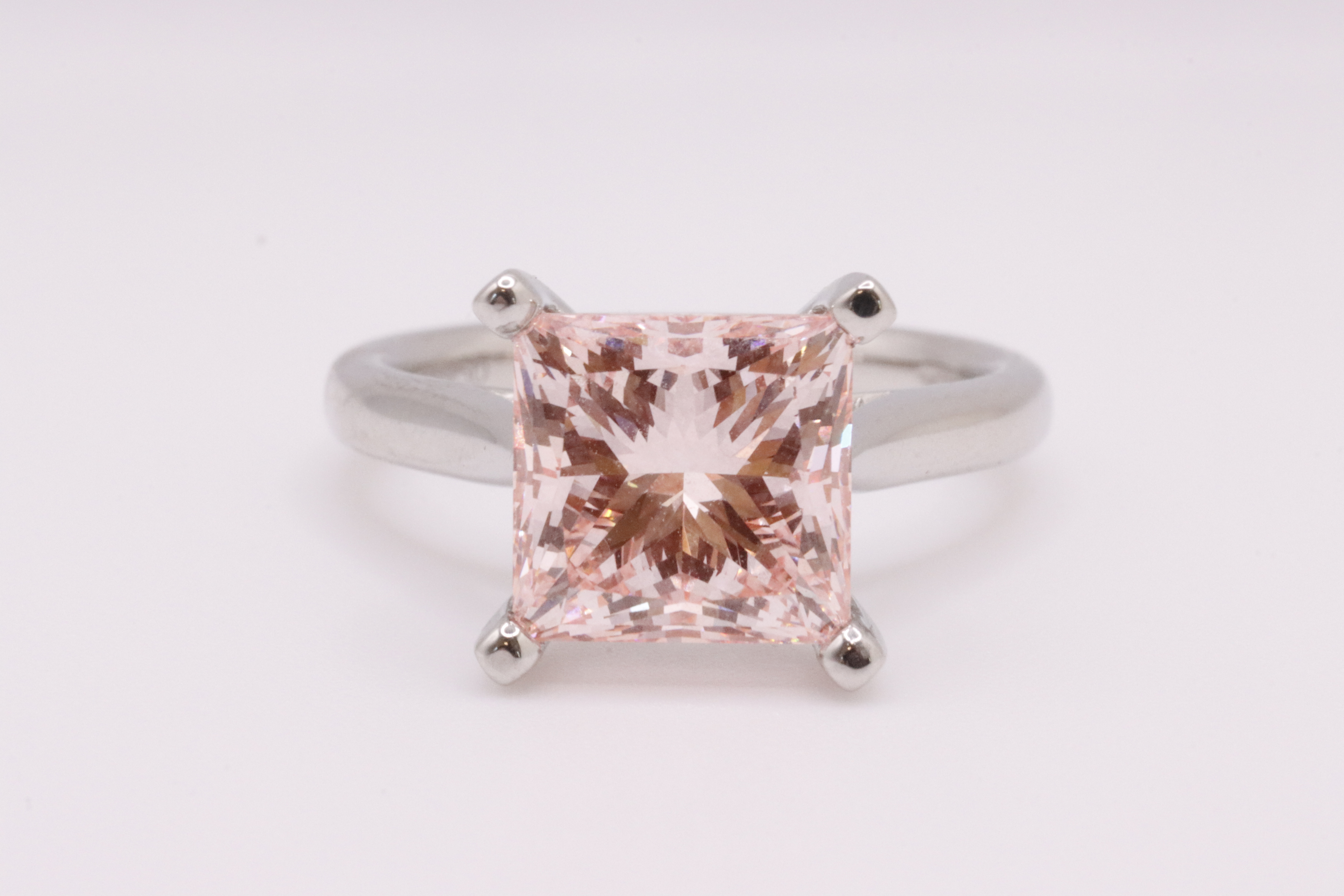 Princess Cut Diamond Fancy Pink Colour VVS2 Clarity 4.02 Carat EX EX Platinum Ring - IGI LG582359086 - Image 2 of 9