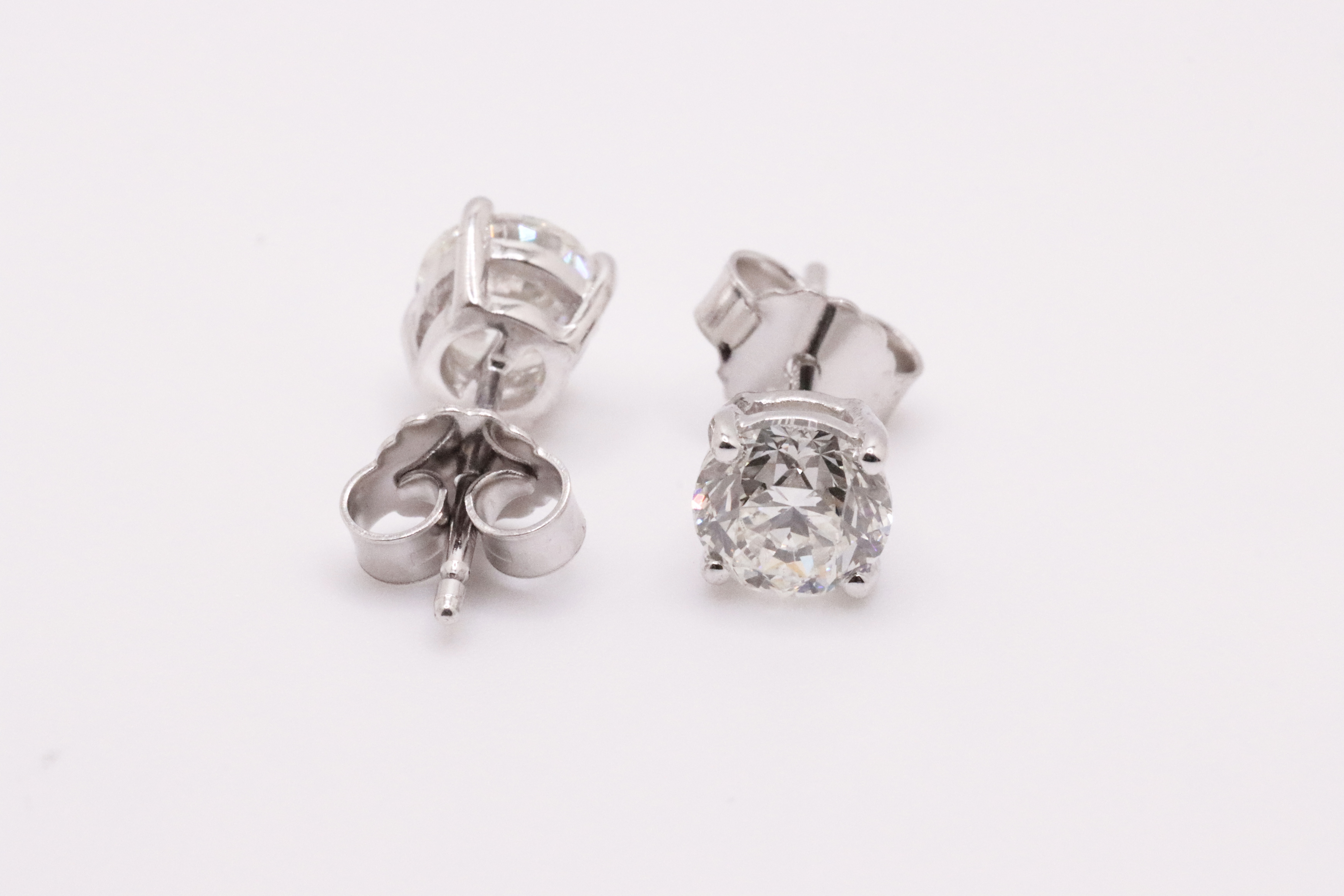 Round Brilliant Cut Natural Diamond 2.00 Carat H Colour VS2 Clarity White Gold Earrings - IGI - Image 8 of 10