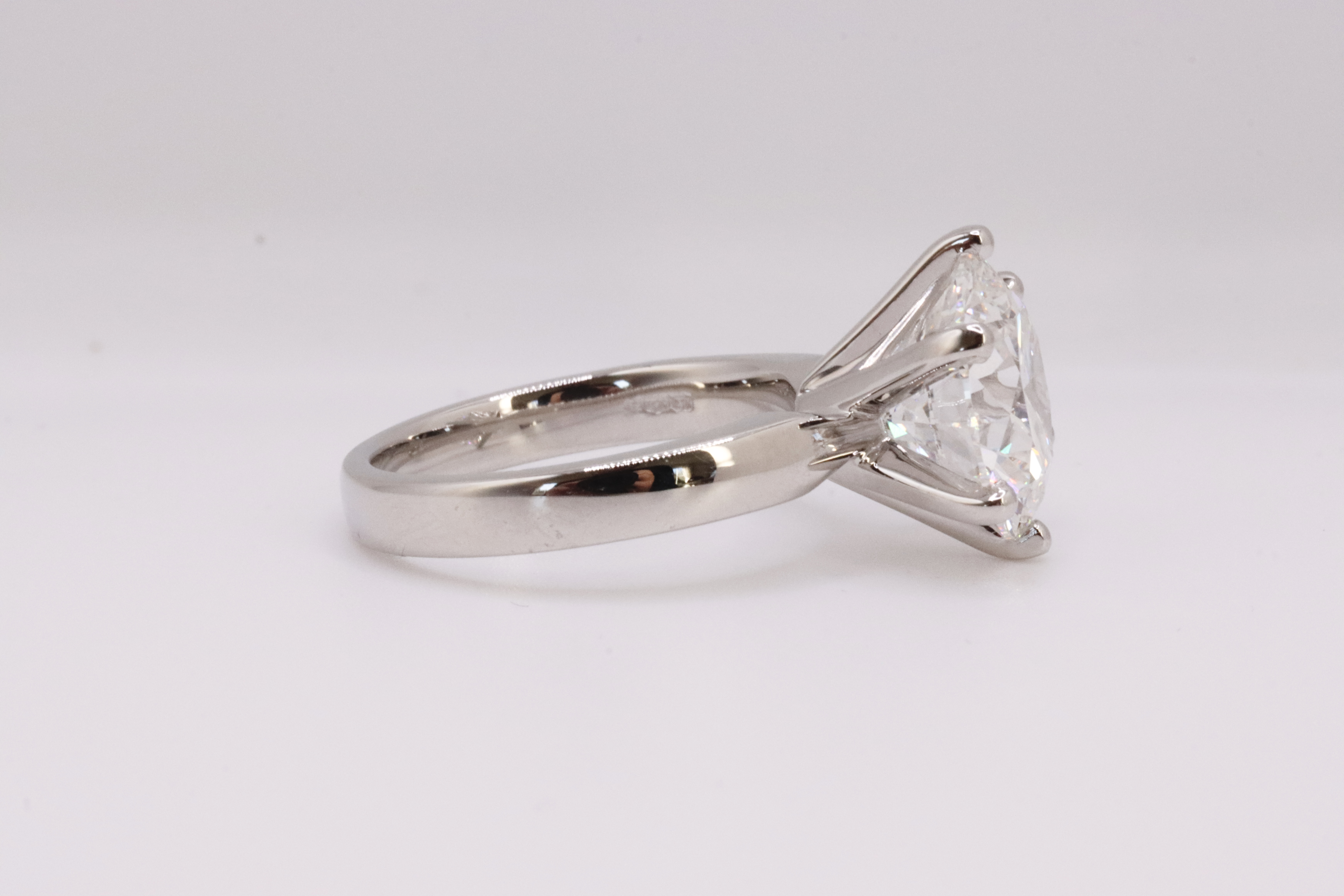 Round Brilliant Cut Diamond F Colour VVS2 Clarity 5.50 Carat ID EX Platinum Ring - LG594343929 - IGI - Image 4 of 8