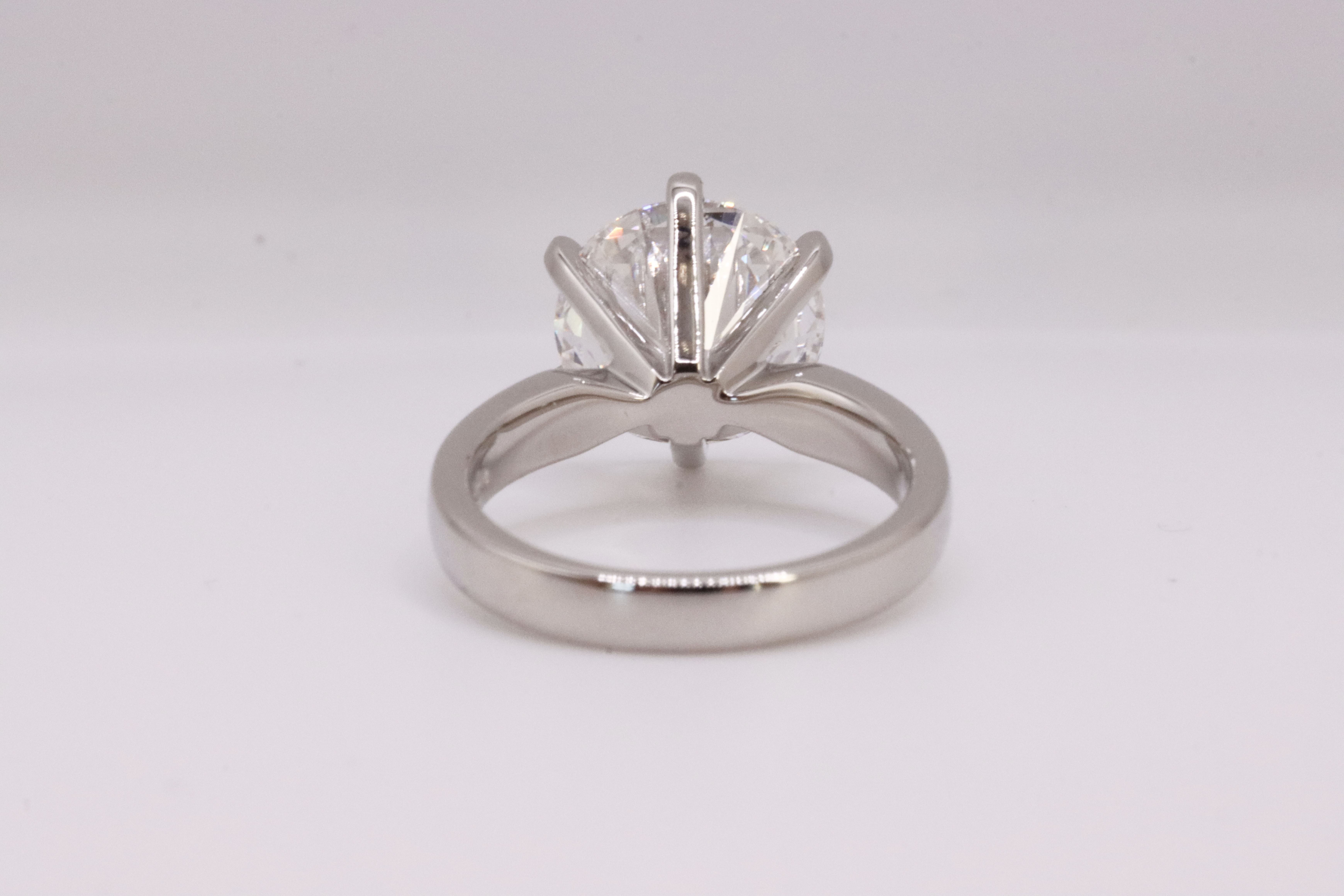 Round Brilliant Cut Diamond F Colour VVS2 Clarity 5.50 Carat ID EX Platinum Ring - LG594343929 - IGI - Image 5 of 8
