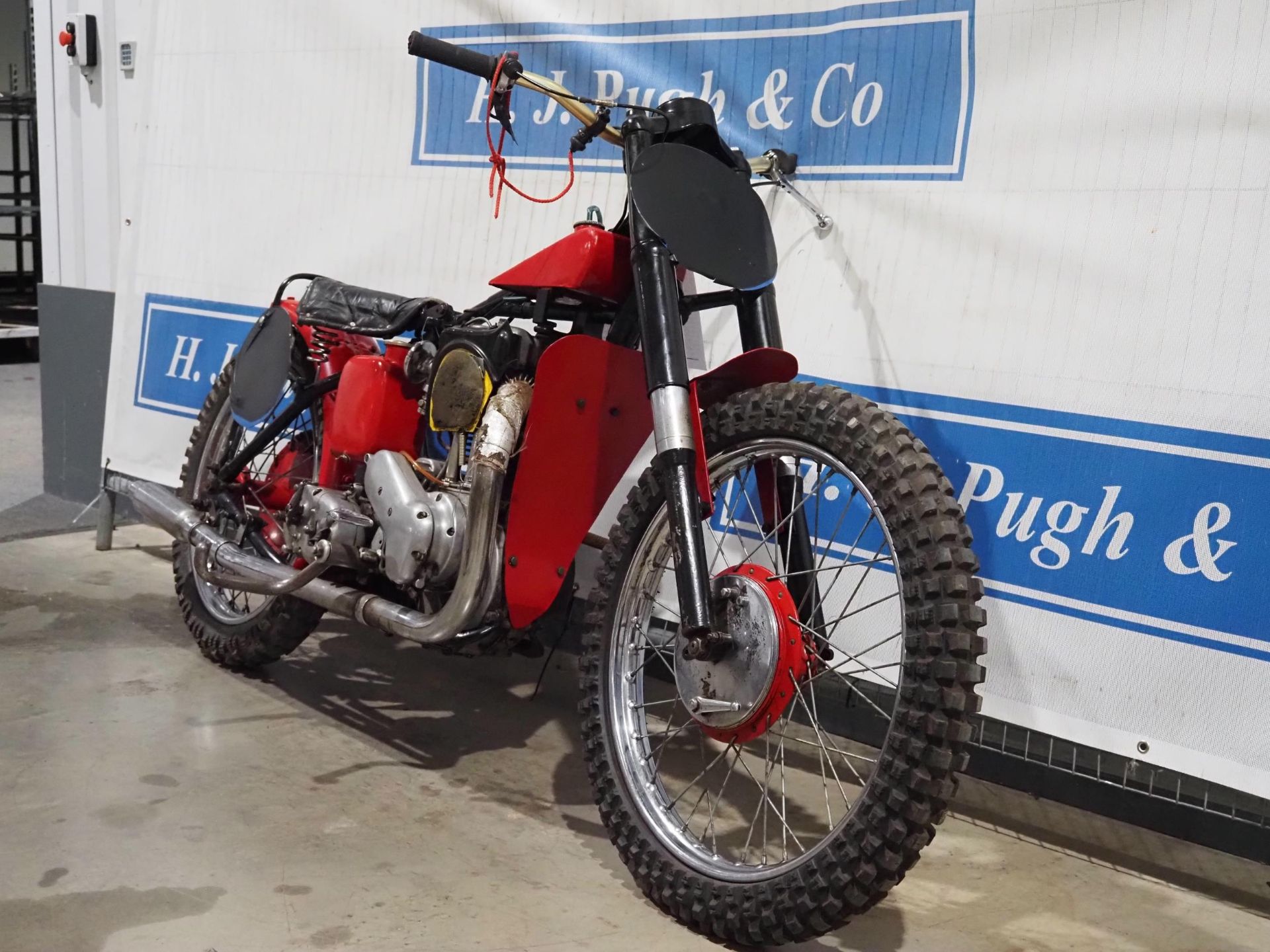 Ariel grasstrack motorcycle. 1949. 350cc. High compression head, runs on methanol. Placed top 3 in - Image 2 of 6