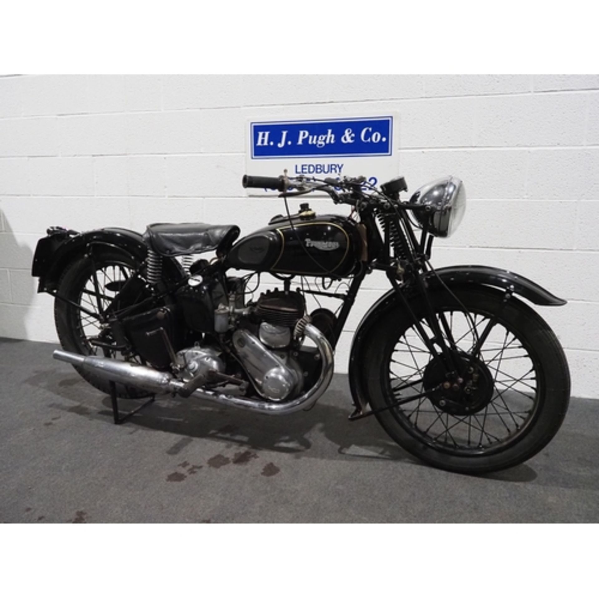 Triumph 3S motorcycle. 350cc. 1939 Frame No. TL9459 Engine No. 93S19001 Runs and rides well. C/w