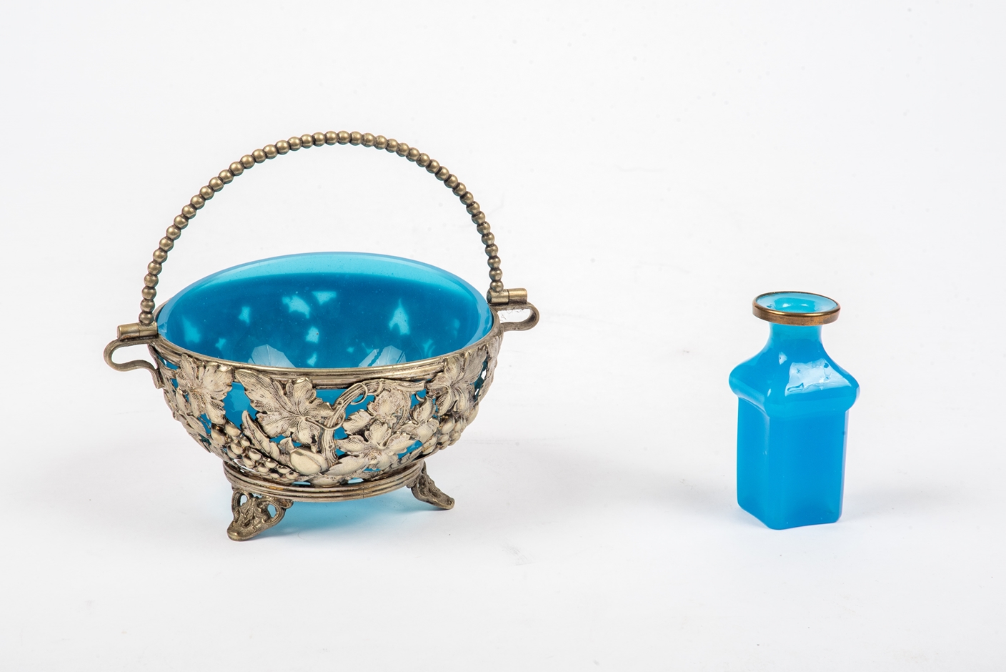 Henkelkorb mit Opalglas Schale und kleine Vase.