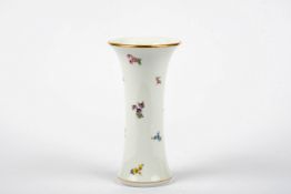 Hohe Vase mit Streublumen, Meissen, 1924-1934