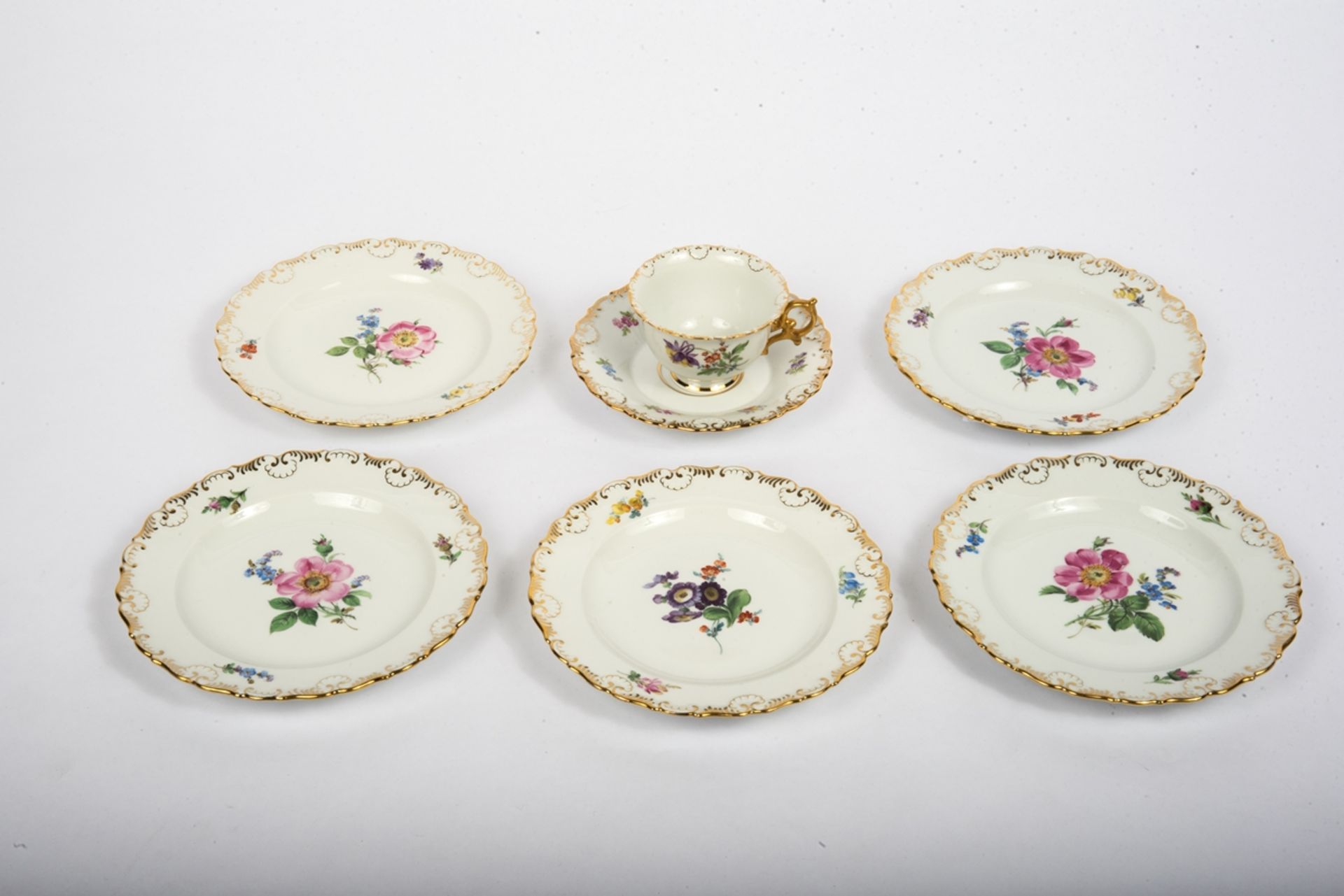 1 Gedeck und 4 Kuchenteller mit Muschelrand , Meissen 1924-1934