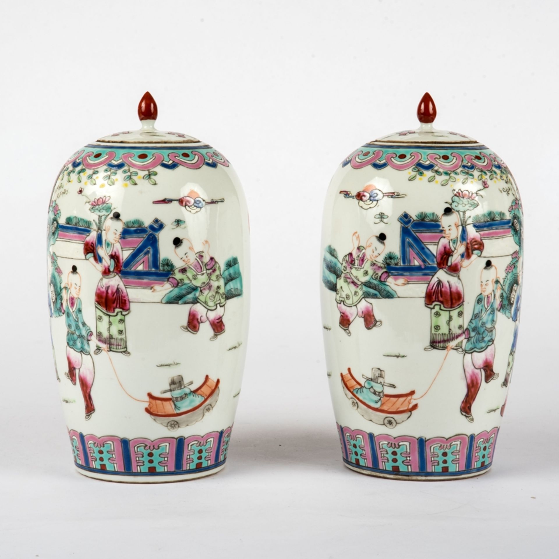 Paar Deckelvasen, China um 1900