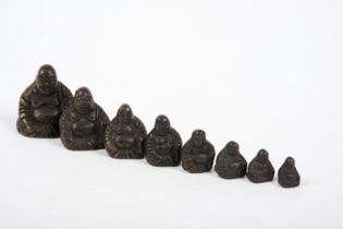 Acht Buddha Figuren