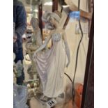 Lladro 5283 Dama Charleston Lady Figure