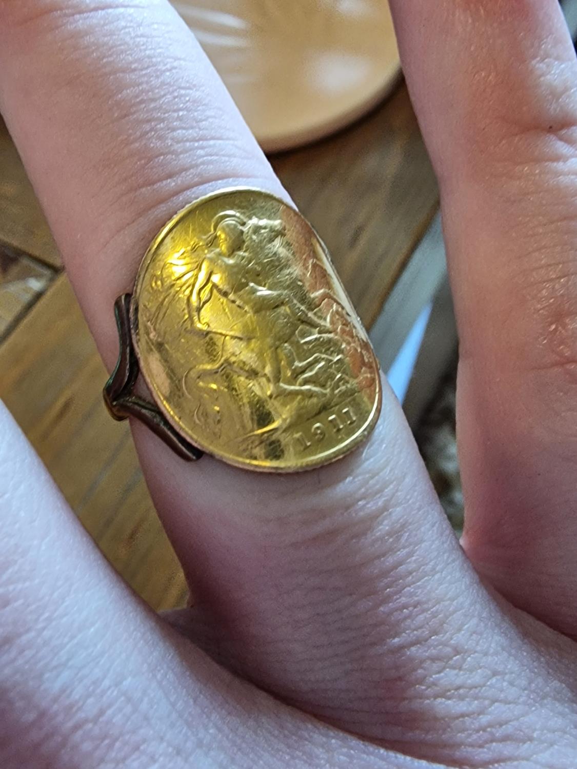 22ct Half Gold Sovereign (1911) Coin Ring w/a 9ct Band - size N -.5.55g - Image 2 of 2