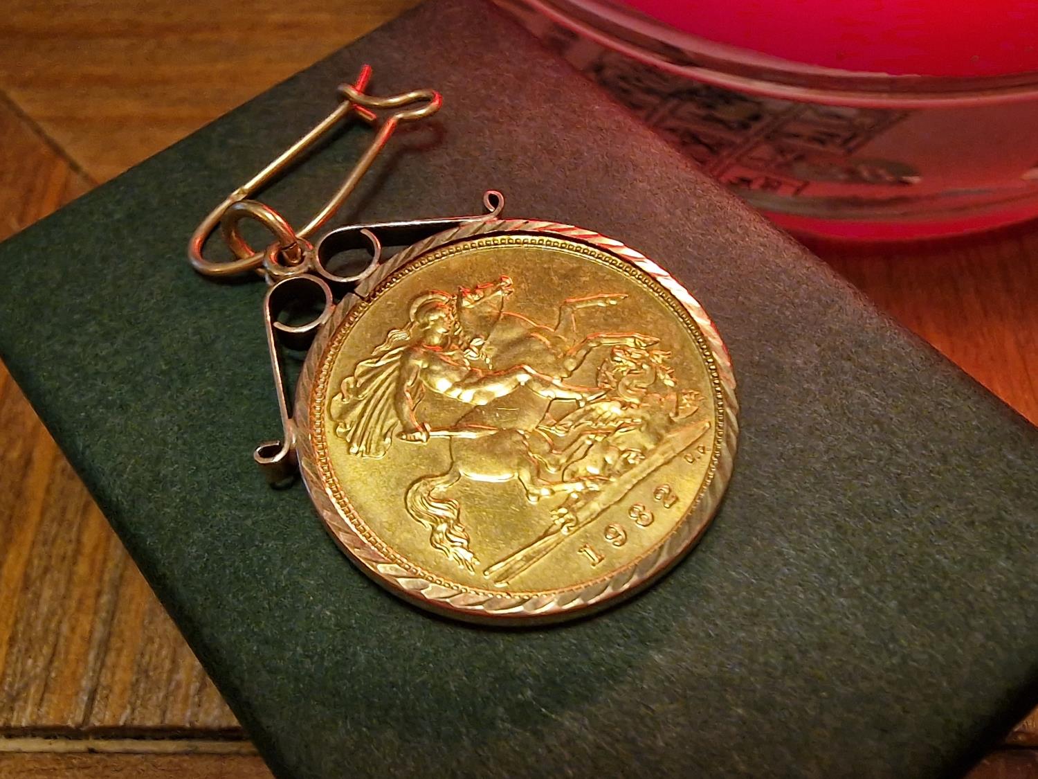 1982 22ct Half Sovereign Gold Coin & Mount/Hook - 4.84g