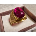 18ct Gold & Red Synthetic Ruby Stone Dress Ring - 8.95g, size U