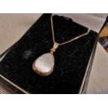 9ct Gold Reversable Mother of Pearl and Lapis Cabochon Pendant Chain/Necklace - 4.9g