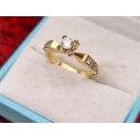 18ct Gold & Diamond Ring, size K and 3.48g