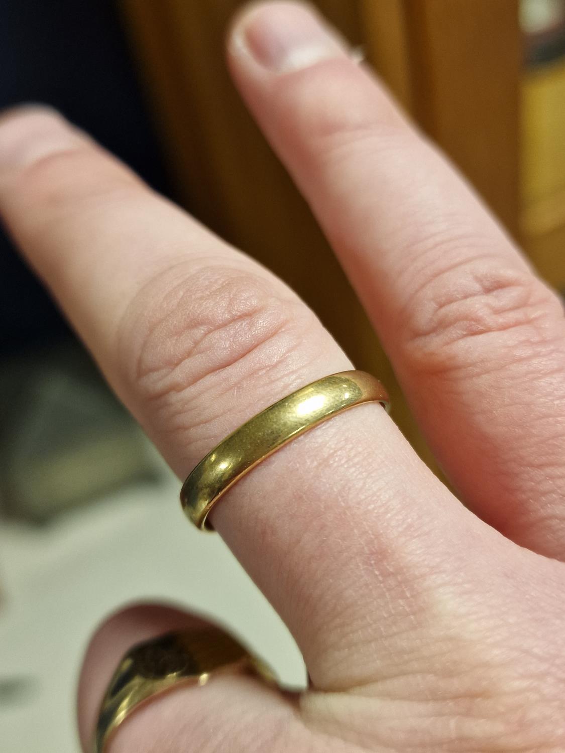 Gents 9ct Gold Wedding Band, size V and 3.1g - Image 2 of 3