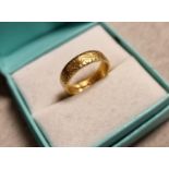 18ct Gold Wedding Band Ring, size K, 4g