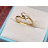 18ct Gold Twist Ring with 2 Clear Diamonds, size M and 2.46g