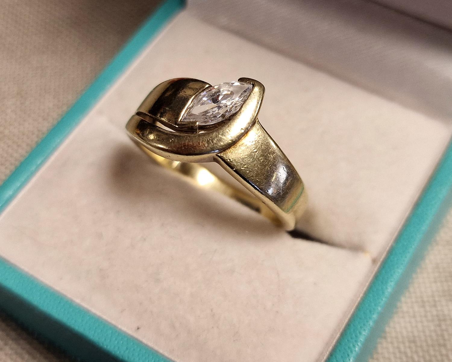 9ct Gold Cocktail Ring w/a Sphinx Cut Central Stone, size R, 4.15g