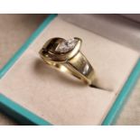 9ct Gold Cocktail Ring w/a Sphinx Cut Central Stone, size R, 4.15g