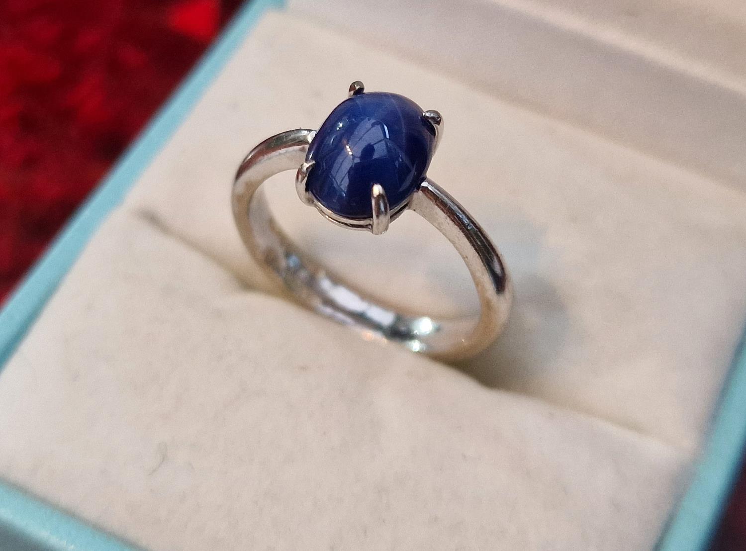 18ct White Gold Sapphire Ring, size K+0.5 and 4.2g