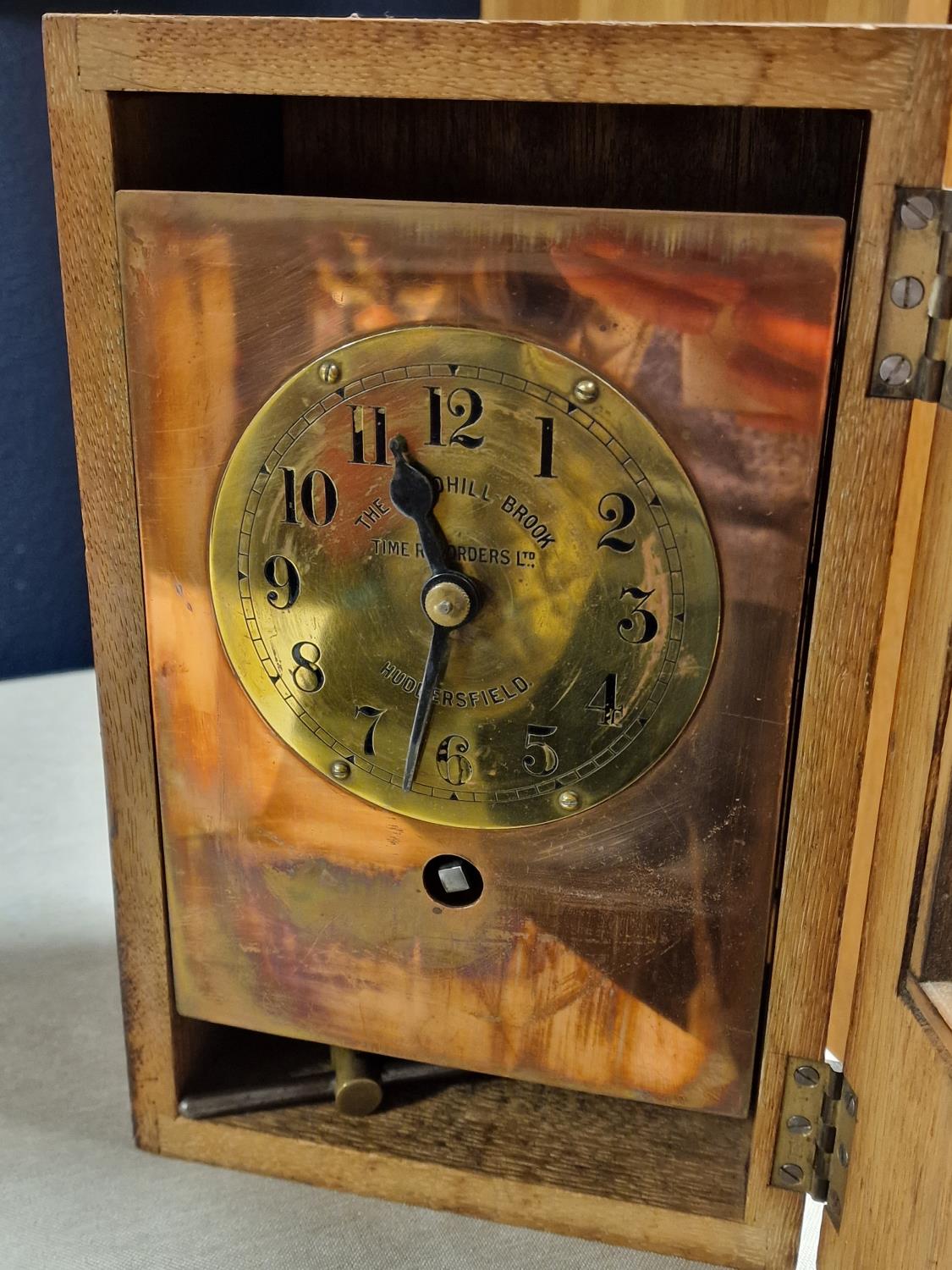 The Gledhill Brook Time Recorders Ltd Huddersfield Clock with Winding Key in 1930s/1940s Oak Case - - Image 2 of 2