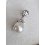 18ct White Gold Diamond-encrusted Pendant with a Large Pearl