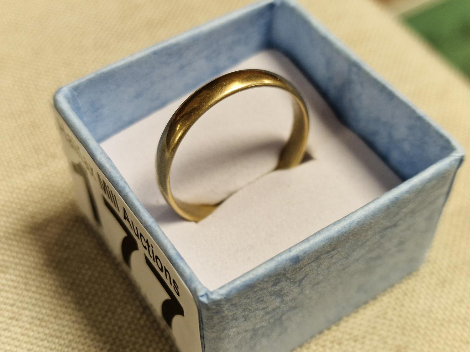 Gents 9ct Gold Wedding Band, size V and 3.1g