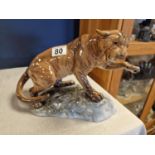 Beswick Gloss Puma/Lion on a Rock Figure - ref 1702 - 32cm long