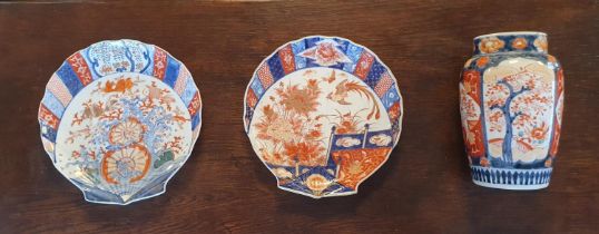 Antique Japanese Oriental Imari Vase (23cm high) + a Pair of Imari Scallop Plates (26cm diameter)